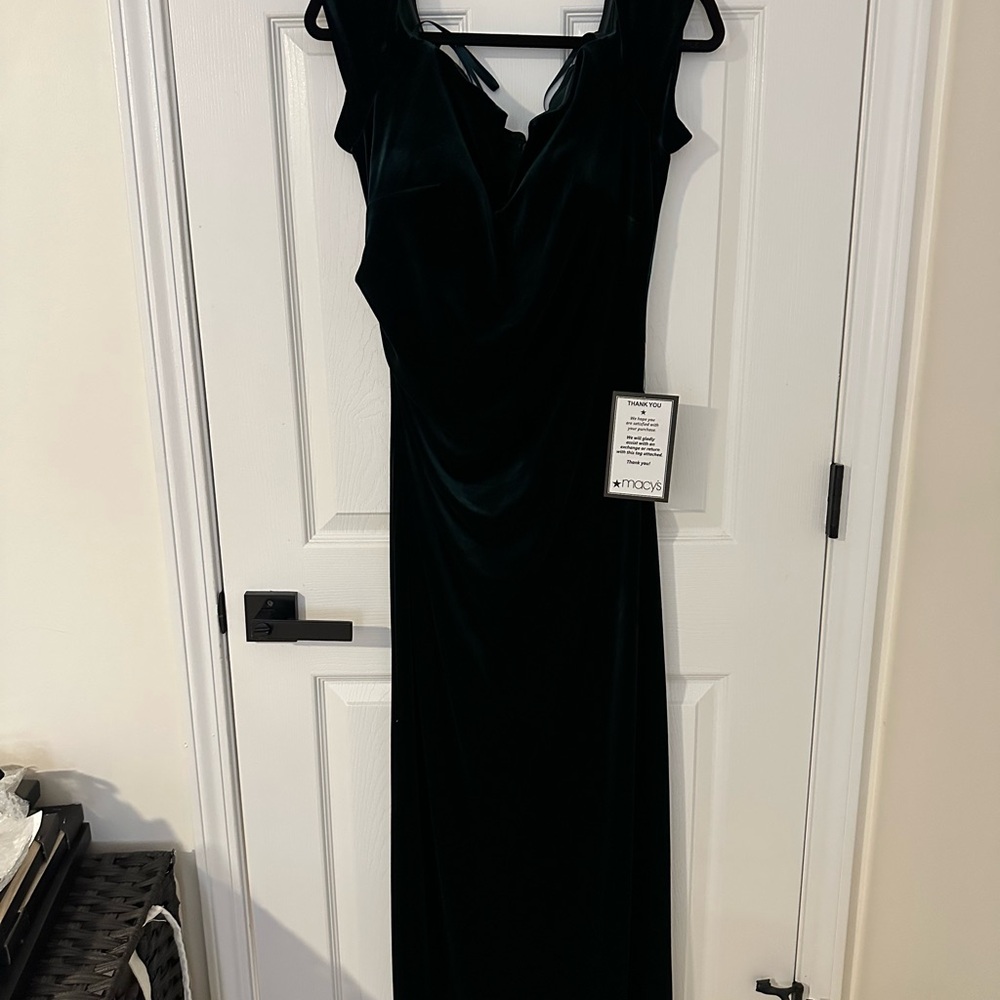 NWT Xscape Womens Velvet Off-The-Shoulder Ball Gown in Hunter Green